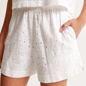 NWT Abercrombie Schiffli Embroidered Pull-On Short - Size M, White